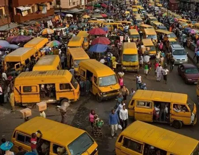 Video showing man driving vehicle without steering wheel, not in Nigeria 1 Video showing man driving vehicle without steering wheel, not in Nigeria