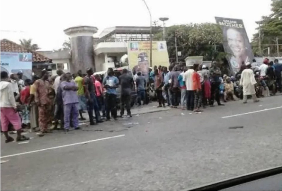 Picture used to show Yorubas waiting for leftovers at Lagos Igbo Hangout, misleading