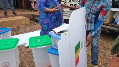 Des agents de bureaux de vote ont-ils manifesté dans la commune de Tombolia en Guinée?