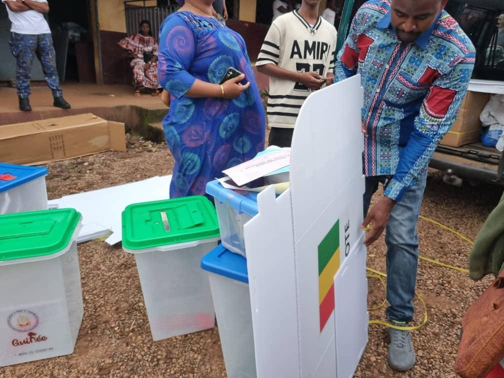 Des agents de bureaux de vote ont-ils manifesté dans la commune de Tombolia en Guinée?