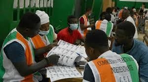 Comment les observateurs électoraux veillent sur le scrutin en Côte d’Ivoire? 