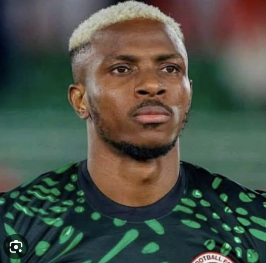 False! Viral photo of Osimhen proposing to Regina Daniels, AI-generated